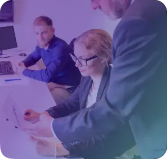 imagem de pessoas focadas em um ambiente de trabalho